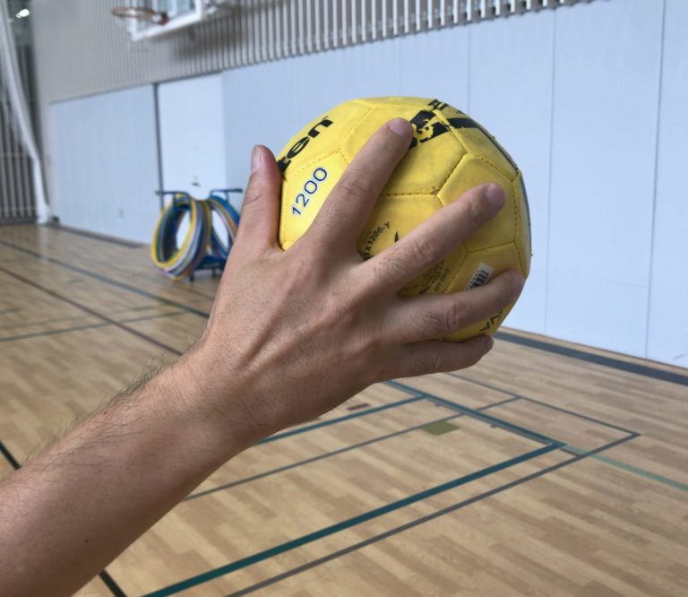 【新体力テスト・ハンドボール投げ編】自己最高記録を出すためのコツ！中学生の投げ方や握り方 ソクラテスのたまご｜教育は未知にあふれている