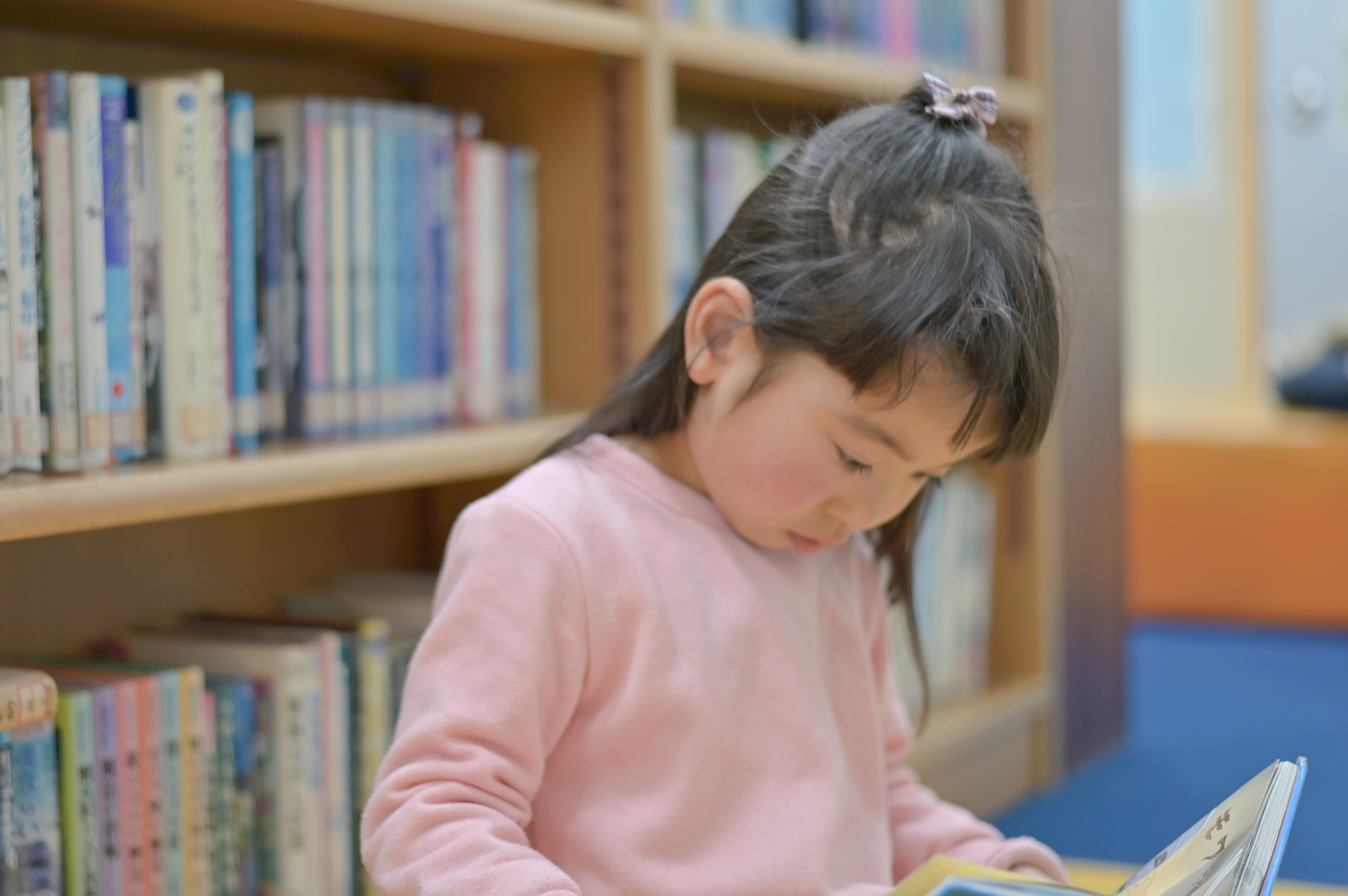 子どもを「読書好き」にするヒント。本を手に取るきっかけや習慣化するための工夫とは